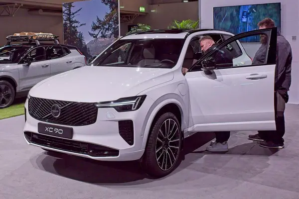 Pasila, Helsinki, Finlandiya 14 Mart. 2025: AUTO 25 'te Volvo XC 90 ve Messukeskus Helsinki' de Mobilite Show.