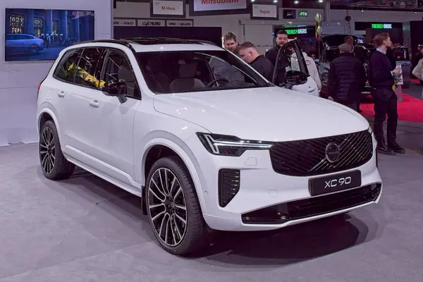 Pasila, Helsinki, Finlandiya 14 Mart. 2025: AUTO 25 'te Volvo XC 90 ve Messukeskus Helsinki' de Mobilite Show.