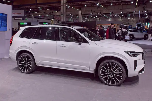 Pasila, Helsinki, Finlandiya 14 Mart. 2025: AUTO 25 'te Volvo XC 90 ve Messukeskus Helsinki' de Mobilite Show.