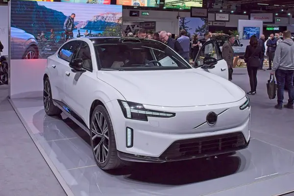 Pasila, Helsinki, Finlandiya 14 Mart. 2025: AUTO 25 'te Volvo ES 90 ve Messukeskus Helsinki' de Mobilite Show.