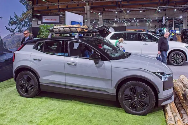 Pasila, Helsinki, Finlandiya 14 Mart. 2025: AUTO 25 'te Volvo EX 30 ve Messukeskus Helsinki' de Mobilite Show.