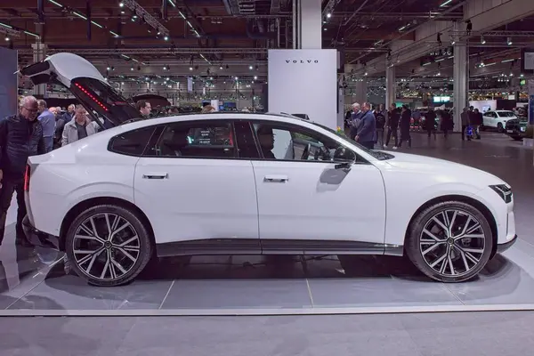 Pasila, Helsinki, Finlandiya 14 Mart. 2025: AUTO 25 'te Volvo ES 90 ve Messukeskus Helsinki' de Mobilite Show.