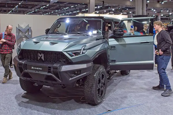 Pasila, Helsinki, Finlandiya 14 Mart. 2025: Dongfeng M-Hero 917 AUTO 25 ve Messukeskus Helsinki Mobilite Fuarında elektrikli araba.