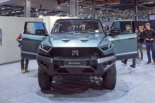 Pasila, Helsinki, Finlandiya 14 Mart. 2025: Dongfeng M-Hero 917 AUTO 25 ve Messukeskus Helsinki Mobilite Fuarında elektrikli araba.