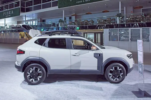 Pasila, Helsinki, Finlandiya 14 Mart. 2025: AUTO 25 'te Dacia Duster arabası ve Messukeskus Helsinki' de Mobilite Show.