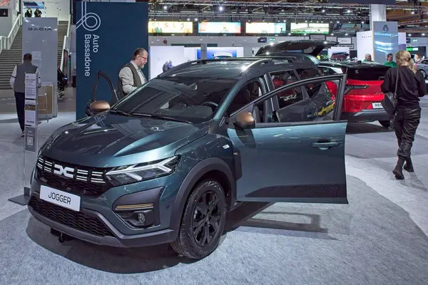 Pasila, Helsinki, Finlandiya 14 Mart. 2025: AUTO 25 'te Dacia Jogger arabası Messukeskus Helsinki' de Mobilite Şovu.