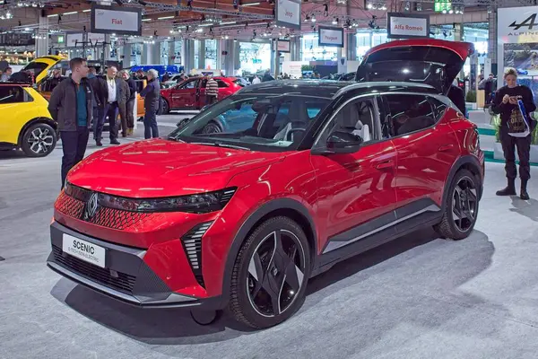 Pasila, Helsinki, Finlandiya 14 Mart. 2025: AUTO 25 'te Renault Scenic Electric Car ve Messukeskus Helsinki' de Mobilite Show.