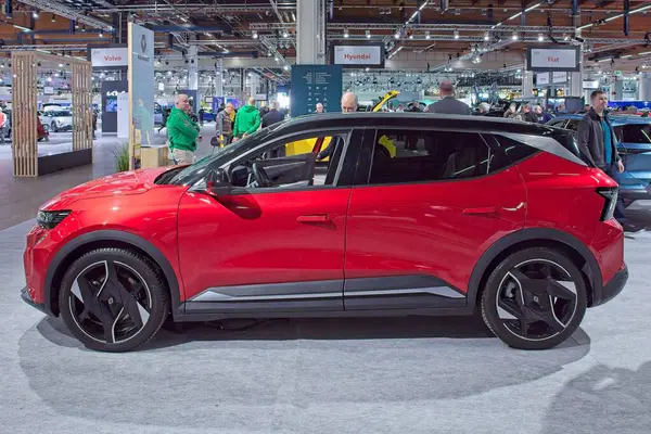 Pasila, Helsinki, Finlandiya 14 Mart. 2025: AUTO 25 'te Renault Scenic Electric Car ve Messukeskus Helsinki' de Mobilite Show.