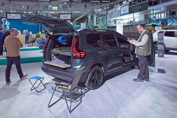 Pasila, Helsinki, Finlandiya 14 Mart. 2025: AUTO 25 'te Dacia Jogger arabası Messukeskus Helsinki' de Mobilite Şovu.