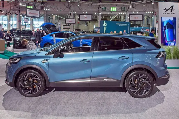 Pasila, Helsinki, Finlandiya 14 Mart. 2025: Renault Symbioz E-Tech tam hibrit 145 ikonik araç AUTO 25 'te ve Messukeskus Helsinki' de Mobilite Show.