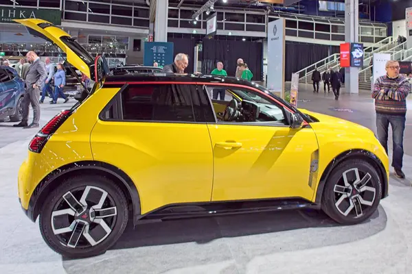 Pasila, Helsinki, Finlandiya 14 Mart. 2025: Renault 5 E-Tech elektrik konfor aralığı ikonik cinq elektrikli araba AUTO 25 ve Messukeskus Helsinki Mobilite gösterisi.