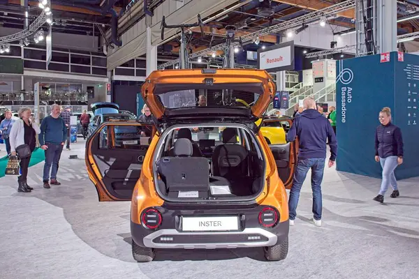 Pasila, Helsinki, Finlandiya 14 Mart. 2025: AUTO 25 'te Hyundai Inster elektrikli araba ve Messukeskus Helsinki' de Mobilite Show.