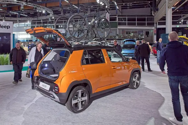 Pasila, Helsinki, Finlandiya 14 Mart. 2025: AUTO 25 'te Hyundai Inster elektrikli araba ve Messukeskus Helsinki' de Mobilite Show.