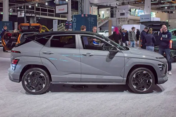 Pasila, Helsinki, Finlandiya 14 Mart. 2025: AUTO 25 'te Hyundai Kona Electric car ve Messukeskus Helsinki' de Mobilite Show.