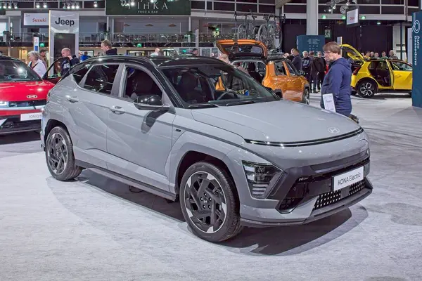 Pasila, Helsinki, Finlandiya 14 Mart. 2025: AUTO 25 'te Hyundai Kona Electric car ve Messukeskus Helsinki' de Mobilite Show.