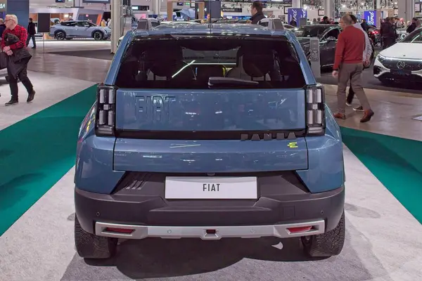 Pasila, Helsinki, Finlandiya 14 Mart. 2025: AUTO 25 'te Fiat Grande Panda arabası ve Messukeskus Helsinki' de Mobilite Show.