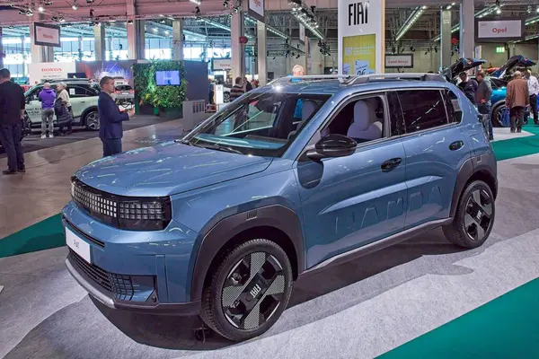 Pasila, Helsinki, Finlandiya 14 Mart. 2025: AUTO 25 'te Fiat Grande Panda arabası ve Messukeskus Helsinki' de Mobilite Show.