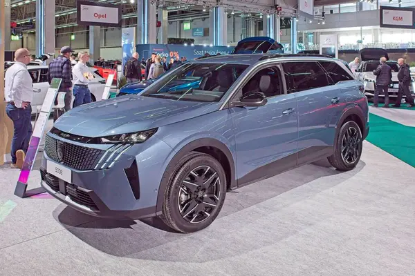 Pasila, Helsinki, Finlandiya 14 Mart. 2025: AUTO 25 'te Peugeot 5008 araç ve Messukeskus Helsinki' de Mobilite Show.