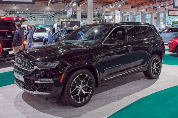 Pasila, Helsinki, Finlandiya 14 Mart. 2025: AUTO 25 'te Jeep Grand Cherokee arabası ve Messukeskus Helsinki' de Mobilite Show.