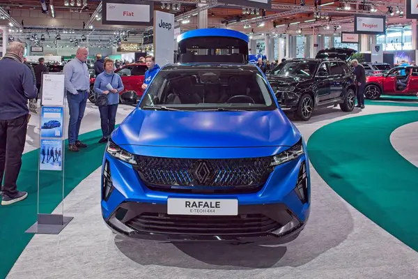 Pasila, Helsinki, Finlandiya 14 Mart. 2025: AUTO 25 'te Renault Rafale E-Tech eklenti hibrit araba ve Messukeskus Helsinki' de Mobilite gösterisi.