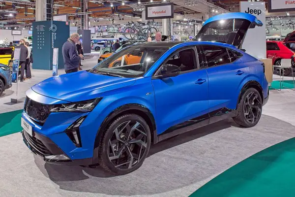 Pasila, Helsinki, Finlandiya 14 Mart. 2025: AUTO 25 'te Renault Rafale E-Tech eklenti hibrit araba ve Messukeskus Helsinki' de Mobilite gösterisi.