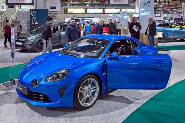 Pasila, Helsinki, Finlandiya 14 Mart. 2025: AUTO 25 'te Alpine A110 S aracı ve Messukeskus Helsinki' de Mobilite Show.