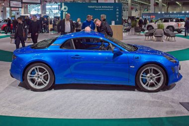 Pasila, Helsinki, Finlandiya 14 Mart. 2025: AUTO 25 'te Alpine A110 S aracı ve Messukeskus Helsinki' de Mobilite Show.