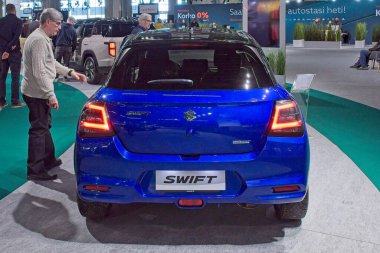 Pasila, Helsinki, Finlandiya 14 Mart. 2025: Suzuki Swift Hybrid 4WD GL + 5MT araç AUTO 25 ve Messukeskus Helsinki Mobilite Show.