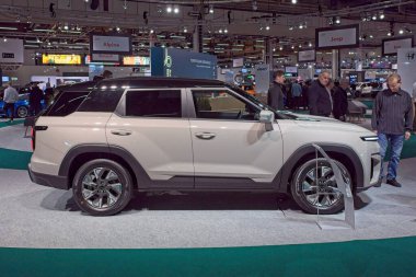 Pasila, Helsinki, Finlandiya 14 Mart. 2025: KGM Torres EVX 2WD Sapphire 25 AUTO 'da elektrikli araba ve Messukeskus Helsinki' de Mobilite şovu.