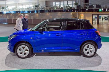 Pasila, Helsinki, Finlandiya 14 Mart. 2025: Suzuki Swift Hybrid 4WD GL + 5MT araç AUTO 25 ve Messukeskus Helsinki Mobilite Show.