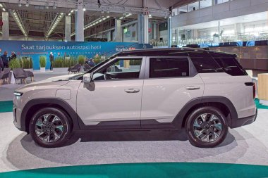 Pasila, Helsinki, Finlandiya 14 Mart. 2025: KGM Torres EVX 2WD Sapphire 25 AUTO 'da elektrikli araba ve Messukeskus Helsinki' de Mobilite şovu.