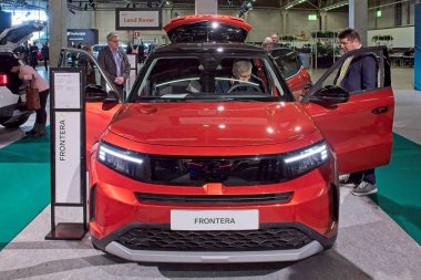 Pasila, Helsinki, Finlandiya 14 Mart. 2025: AUTO 25 'te Opel Frontera arabası ve Messukeskus Helsinki' de Mobilite Show.