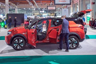 Pasila, Helsinki, Finlandiya 14 Mart. 2025: AUTO 25 'te Opel Frontera arabası ve Messukeskus Helsinki' de Mobilite Show.