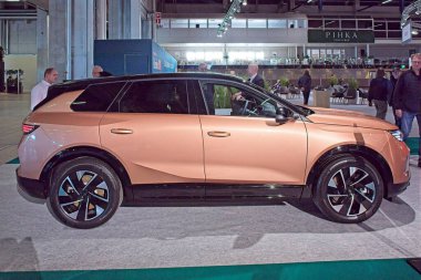 Pasila, Helsinki, Finlandiya 14 Mart. 2025: AUTO 25 'te Opel Grandland arabası ve Messukeskus Helsinki' de Mobilite Show.