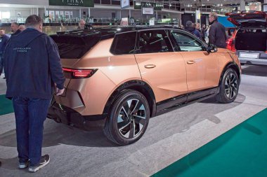 Pasila, Helsinki, Finlandiya 14 Mart. 2025: AUTO 25 'te Opel Grandland arabası ve Messukeskus Helsinki' de Mobilite Show.