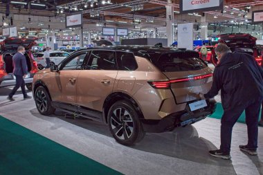 Pasila, Helsinki, Finlandiya 14 Mart. 2025: AUTO 25 'te Opel Grandland arabası ve Messukeskus Helsinki' de Mobilite Show.