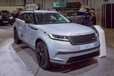 Pasila, Helsinki, Finlandiya 14 Mart. 2025: AUTO 25 'te Range Rover Velar P400e Plug-in Hybrid AWD Business Edition Car ve Messukeskus Helsinki.