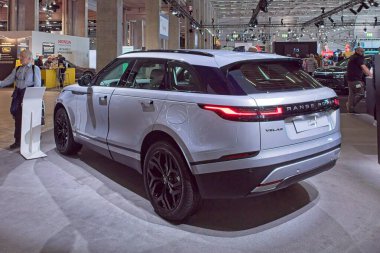 Pasila, Helsinki, Finlandiya 14 Mart. 2025: AUTO 25 'te Range Rover Velar P400e Plug-in Hybrid AWD Business Edition Car ve Messukeskus Helsinki.