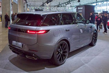 Pasila, Helsinki, Finlandiya 14 Mart. 2025: AUTO 25 'te Range Rover Sport P460e Eklenti Dinamik HSE arabası ve Messukeskus Helsinki' de Mobilite gösterisi.