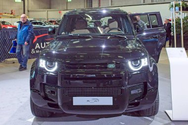 Pasila, Helsinki, Finlandiya 14 Mart. 2025: AUTO 25 'te Land Rover Defender P300e Plug-in Hybrid araç ve Messukeskus Helsinki' de Mobilite gösterisi.