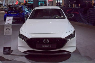 Pasila, Helsinki, Finlandiya 14 Mart. 2025: AUTO 25 'te Mazda 3 araç ve Messukeskus Helsinki' de Mobilite Şovu.