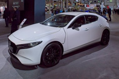 Pasila, Helsinki, Finlandiya 14 Mart. 2025: AUTO 25 'te Mazda 3 araç ve Messukeskus Helsinki' de Mobilite Şovu.