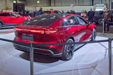Pasila, Helsinki, Finlandiya 14 Mart. 2025: AUTO 25 'te Mazda 6e elektrikli araba ve Messukeskus Helsinki' de Mobilite Şovu.