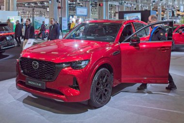 Pasila, Helsinki, Finlandiya 14 Mart. 2025: AUTO 25 'te Mazda CX-60 ve Messukeskus Helsinki' de Mobilite Show.