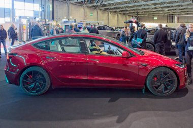 Pasila, Helsinki, Finlandiya 14 Mart. 2025: AUTO 25 'te Tesla Model 3 elektrikli araba ve Messukeskus Helsinki' de Mobilite Show.
