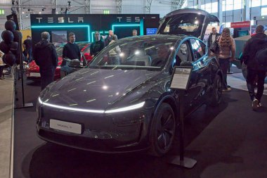 Pasila, Helsinki, Finlandiya 14 Mart. 2025: AUTO 25 'te Tesla Model Y elektrikli araba ve Messukeskus Helsinki' de Mobilite Show.