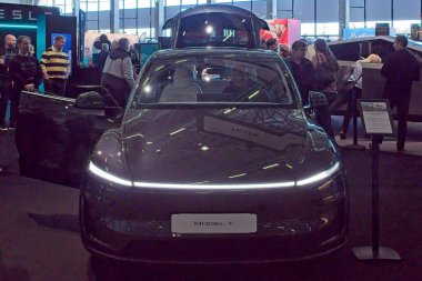 Pasila, Helsinki, Finlandiya 14 Mart. 2025: AUTO 25 'te Tesla Model Y elektrikli araba ve Messukeskus Helsinki' de Mobilite Show.