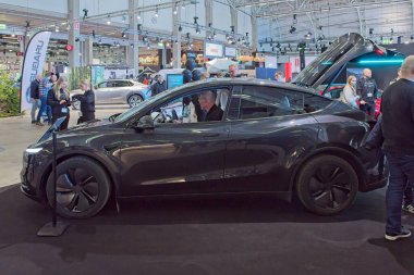 Pasila, Helsinki, Finlandiya 14 Mart. 2025: AUTO 25 'te Tesla Model Y elektrikli araba ve Messukeskus Helsinki' de Mobilite Show.