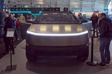 Pasila, Helsinki, Finlandiya 14 Mart. 2025: AUTO 25 'te Tesla Cybertruck elektrikli araba ve Messukeskus Helsinki' de Mobilite Show.