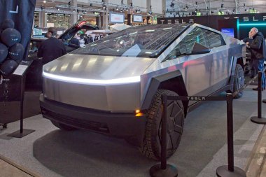 Pasila, Helsinki, Finlandiya 14 Mart. 2025: AUTO 25 'te Tesla Cybertruck elektrikli araba ve Messukeskus Helsinki' de Mobilite Show.